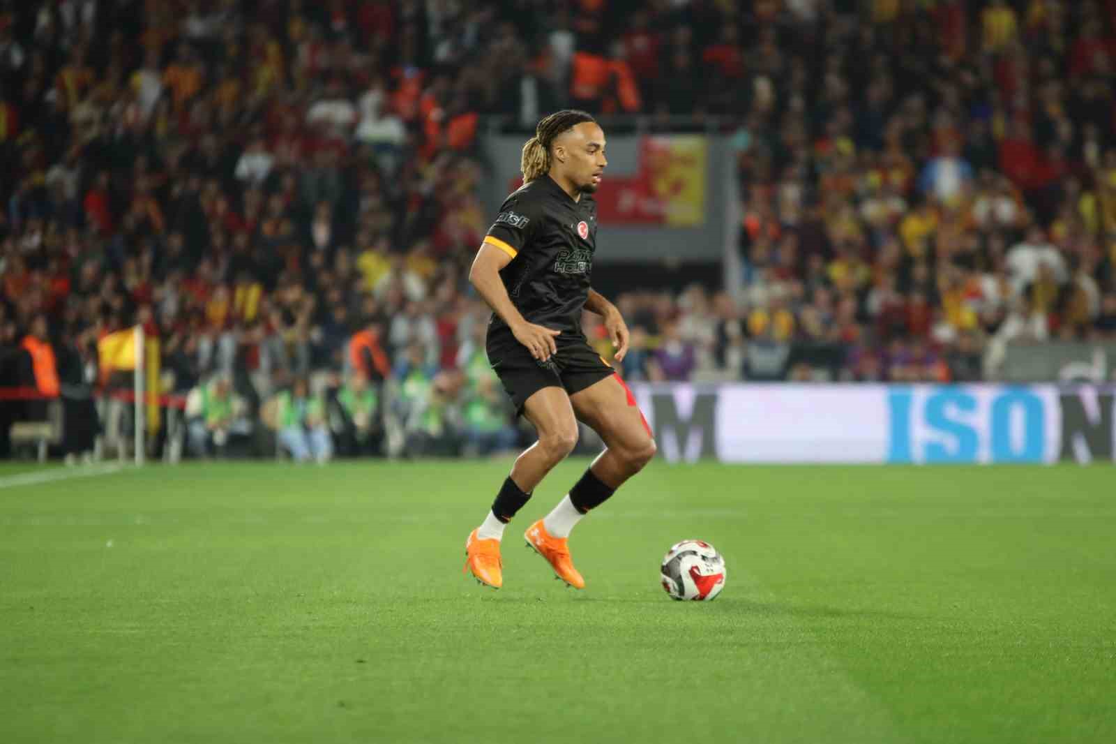 Trendyol Süper Lig: Göztepe: 0 - Galatasaray: 1 (Maç devam ediyor)
