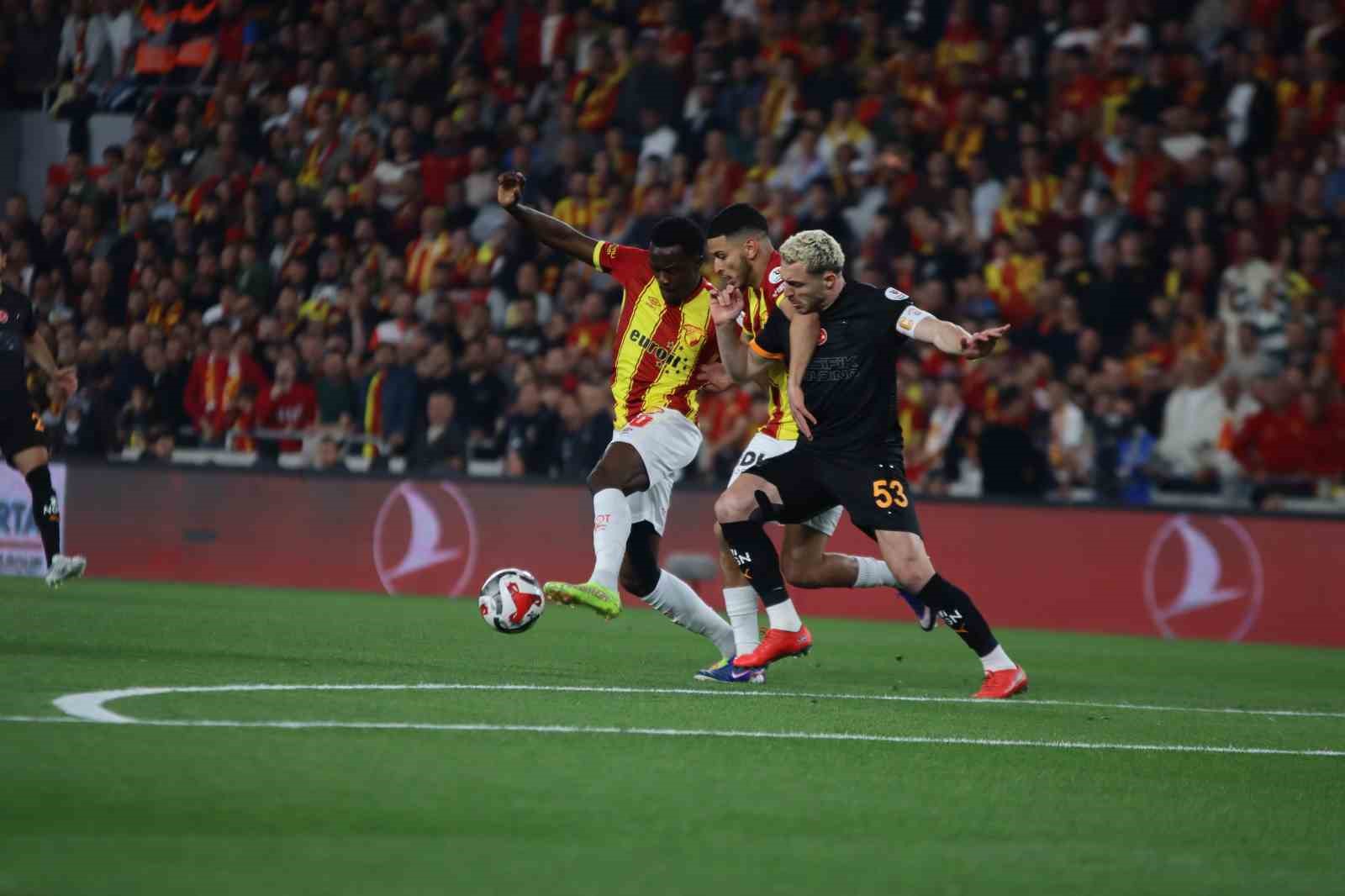 Trendyol Süper Lig: Göztepe: 0 - Galatasaray: 1 (Maç devam ediyor)
