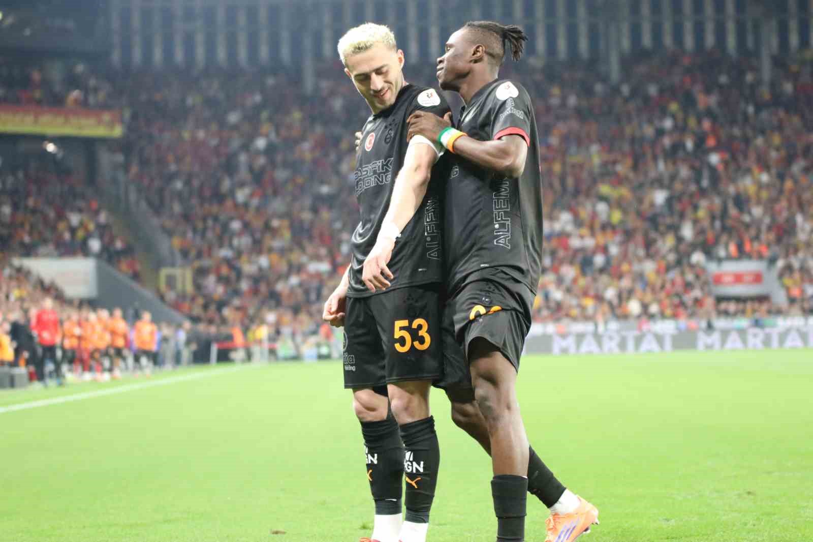 Trendyol Süper Lig: Göztepe: 0 - Galatasaray: 1 (Maç devam ediyor)

