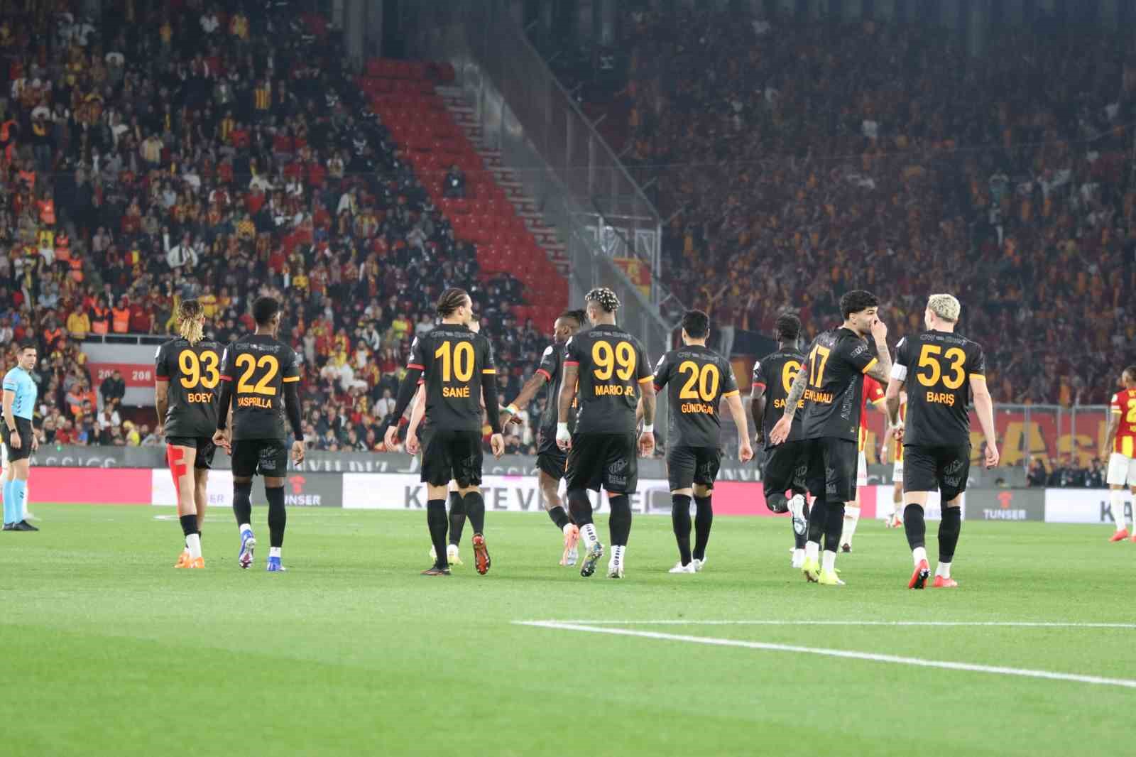Trendyol Süper Lig: Göztepe: 0 - Galatasaray: 1 (Maç devam ediyor)
