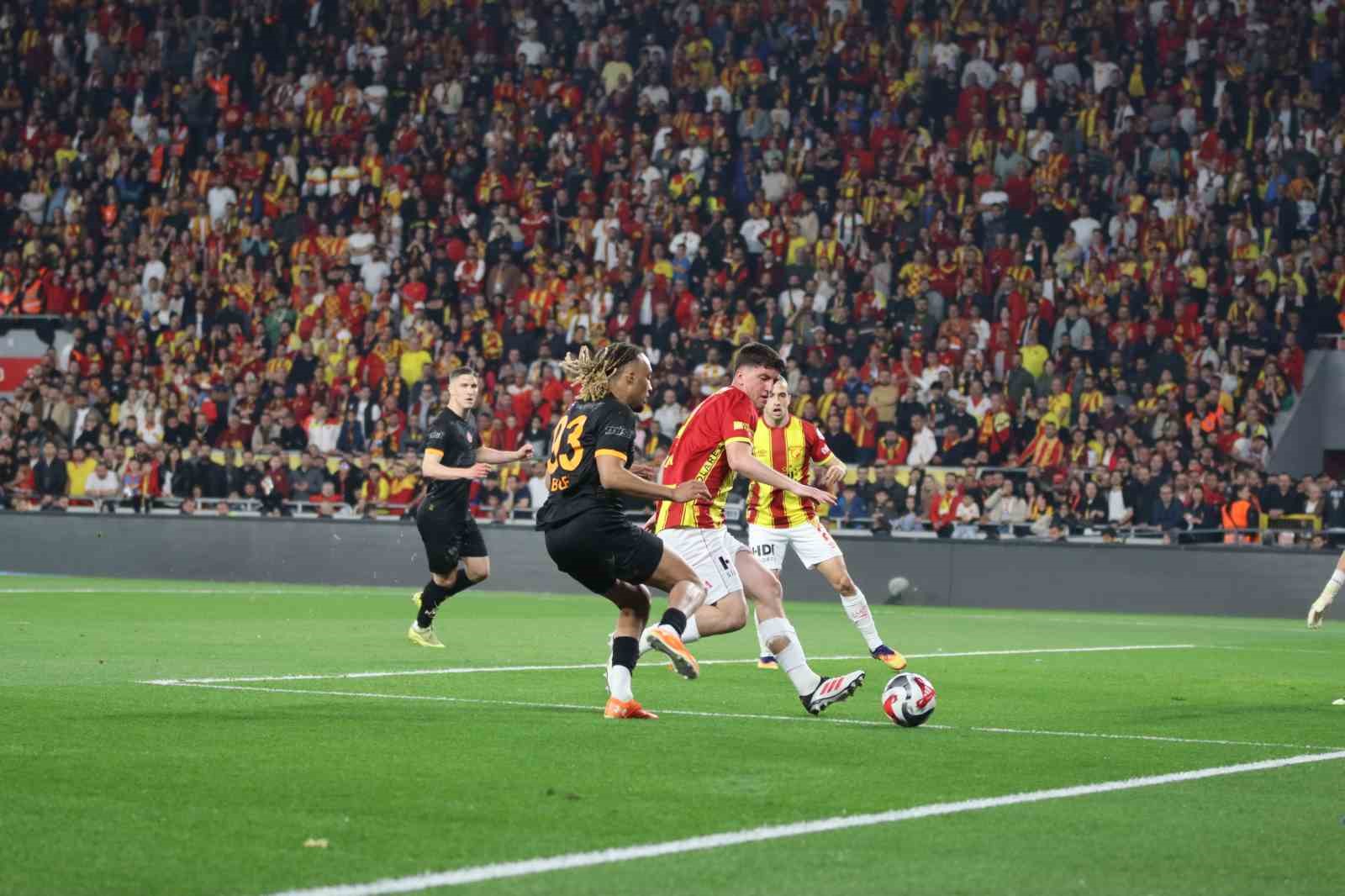 Trendyol Süper Lig: Göztepe: 0 - Galatasaray: 1 (Maç devam ediyor)
