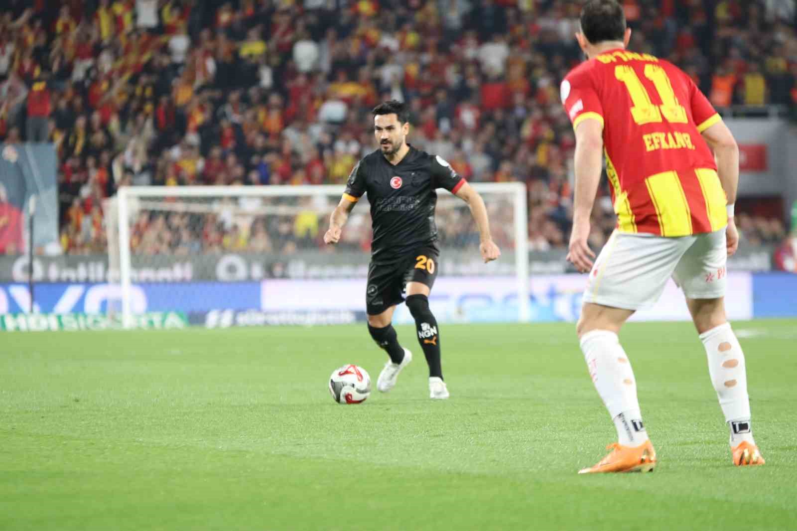 Trendyol Süper Lig: Göztepe: 0 - Galatasaray: 2 (İlk yarı)
