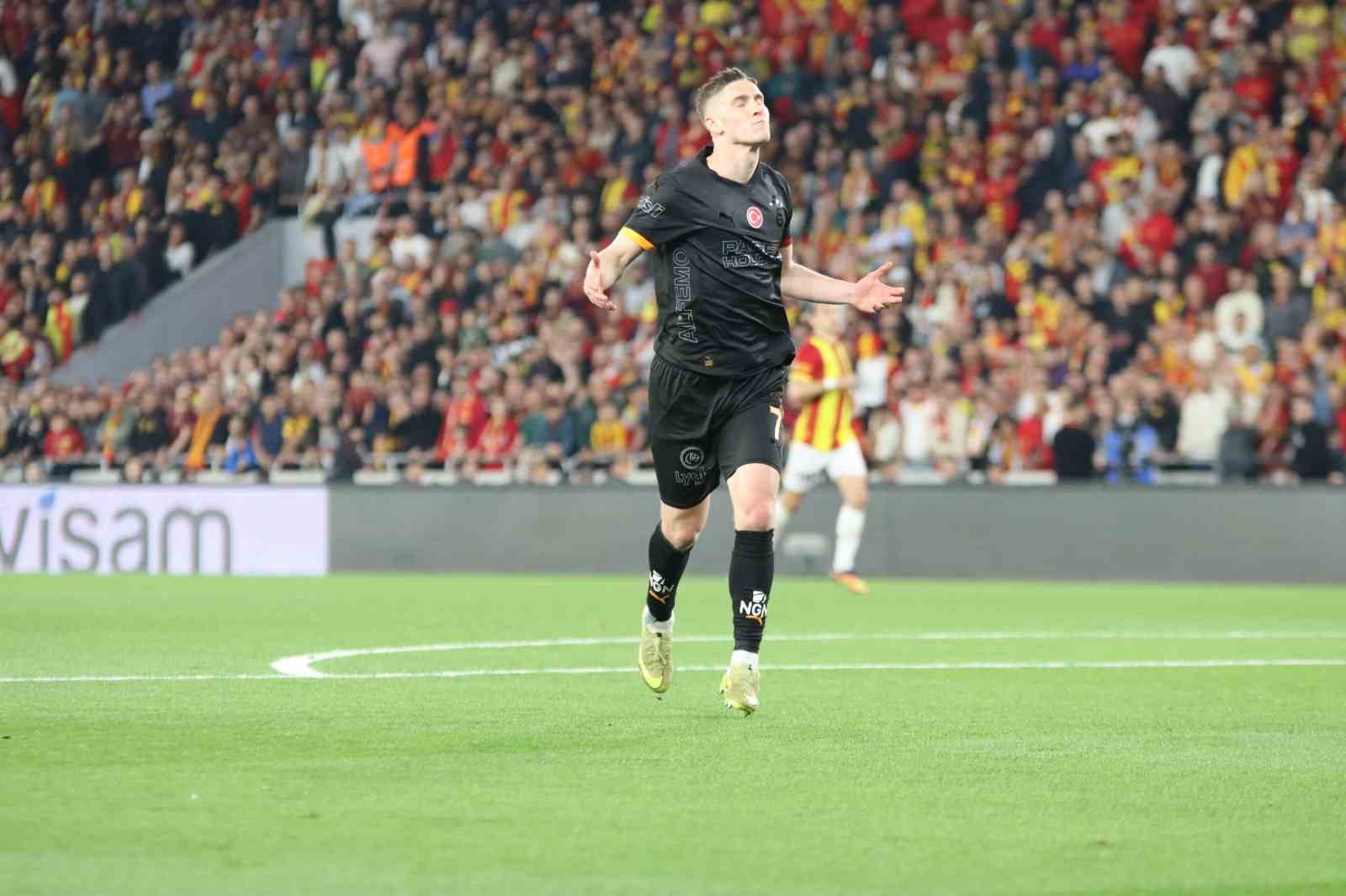 Trendyol Süper Lig: Göztepe: 0 - Galatasaray: 2 (İlk yarı)
