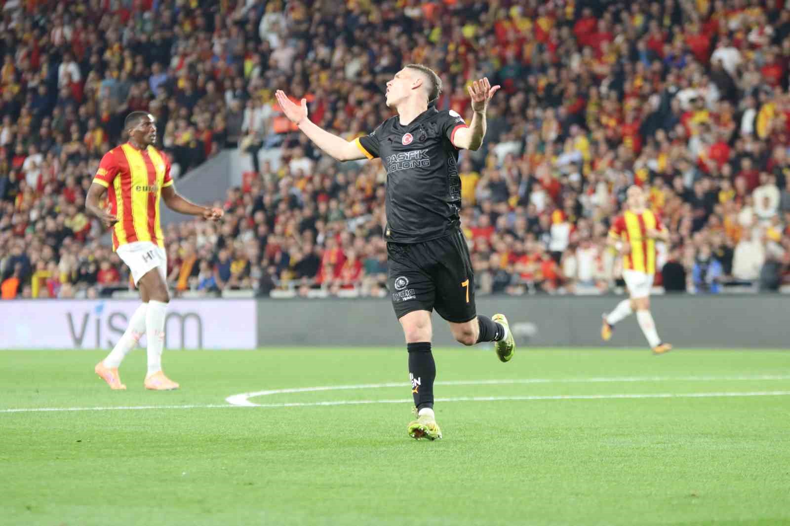 Trendyol Süper Lig: Göztepe: 0 - Galatasaray: 2 (İlk yarı)
