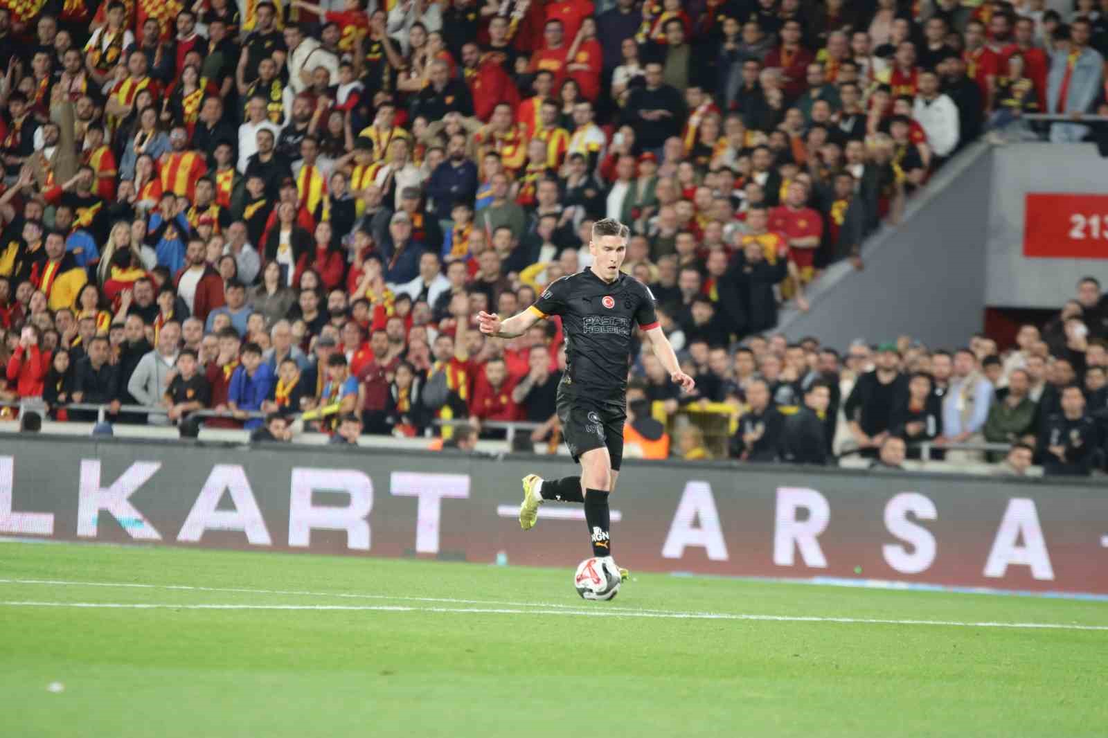 Trendyol Süper Lig: Göztepe: 0 - Galatasaray: 2 (İlk yarı)
