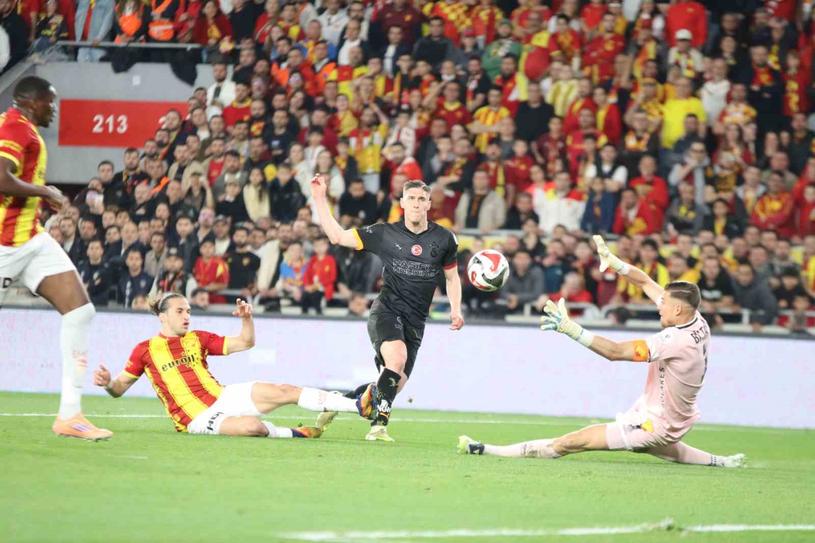 Trendyol Süper Lig: Göztepe: 0 - Galatasaray: 2 (İlk yarı)
