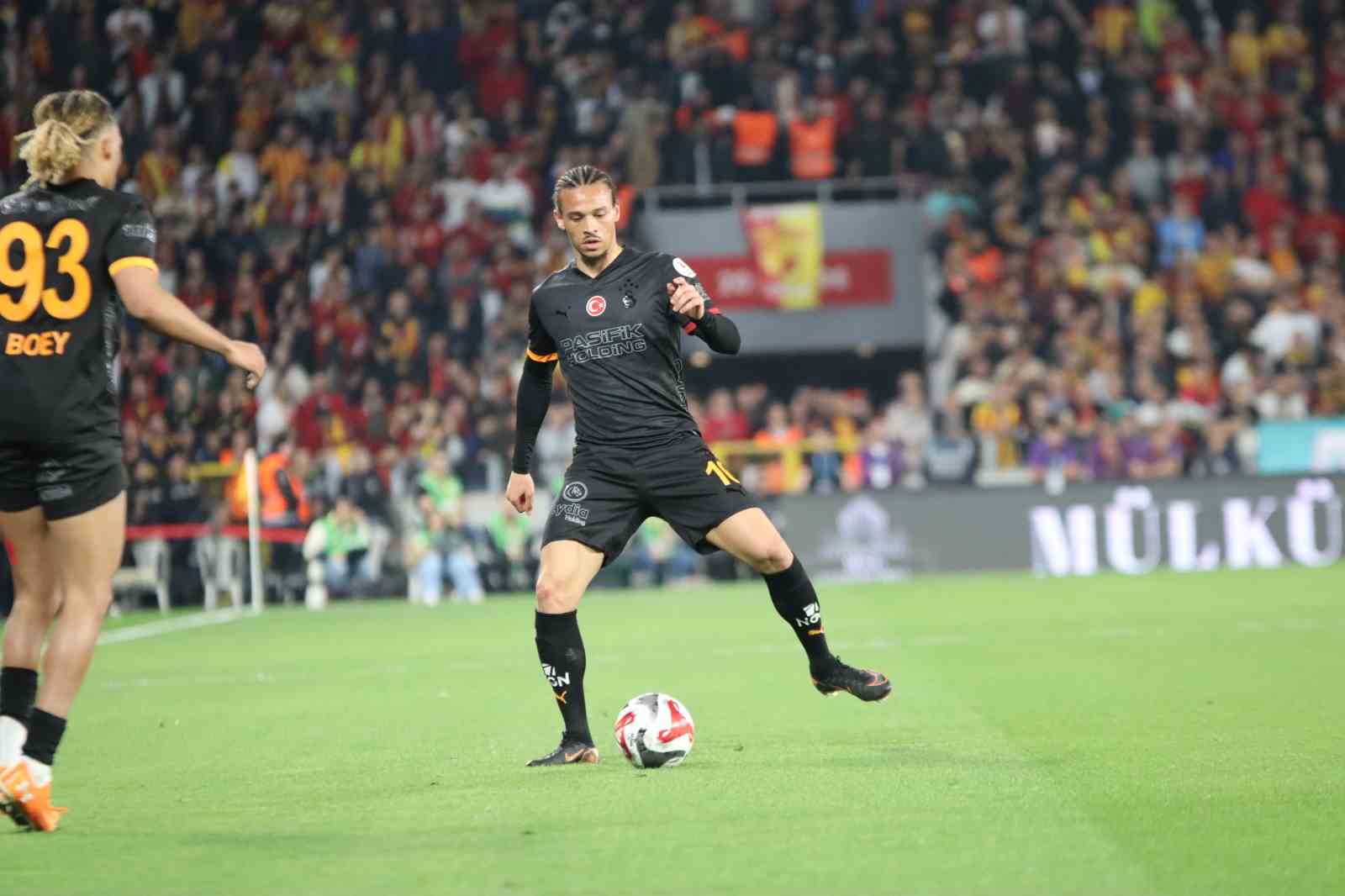 Trendyol Süper Lig: Göztepe: 0 - Galatasaray: 2 (İlk yarı)
