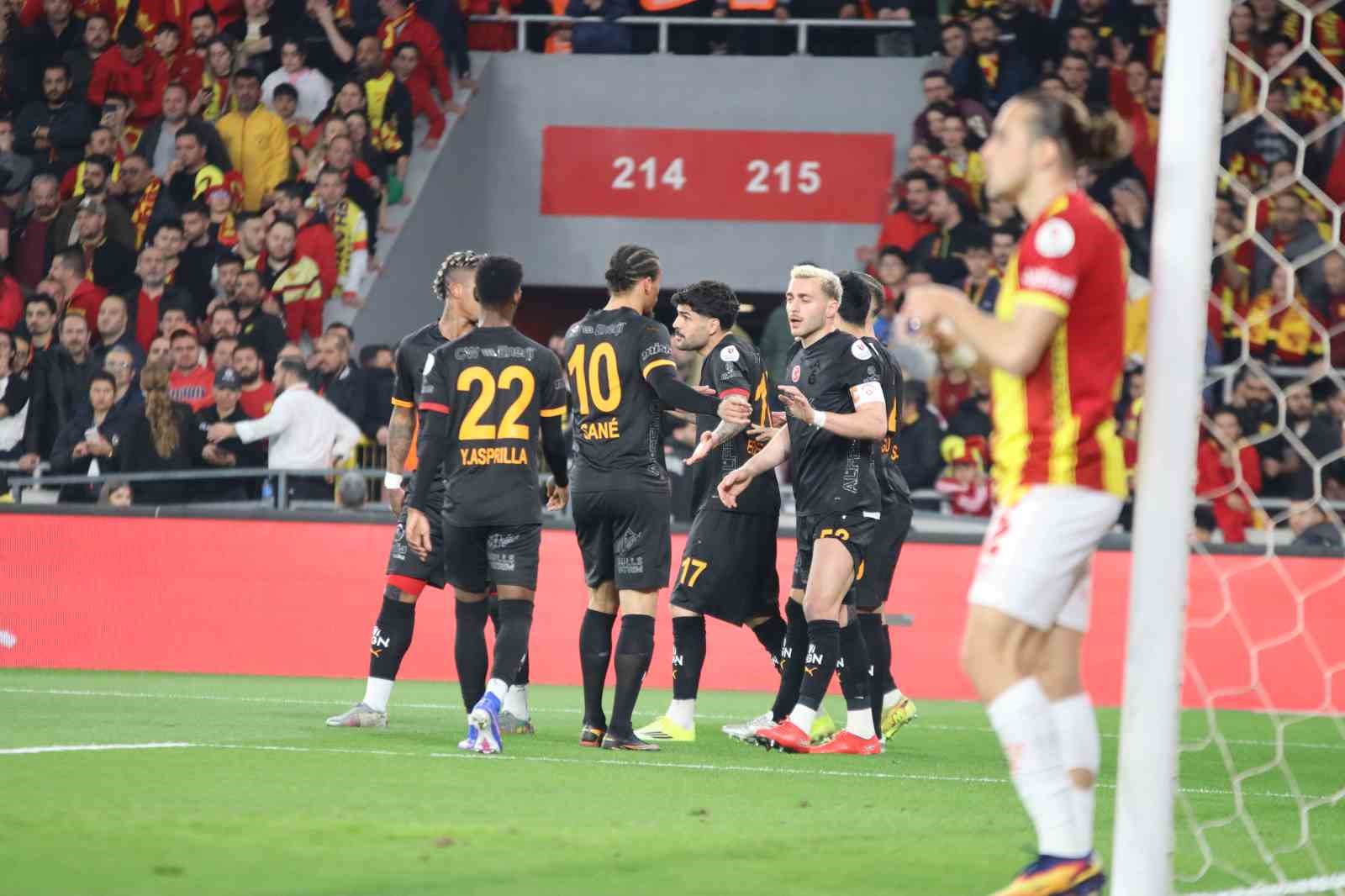 Trendyol Süper Lig: Göztepe: 0 - Galatasaray: 2 (İlk yarı)
