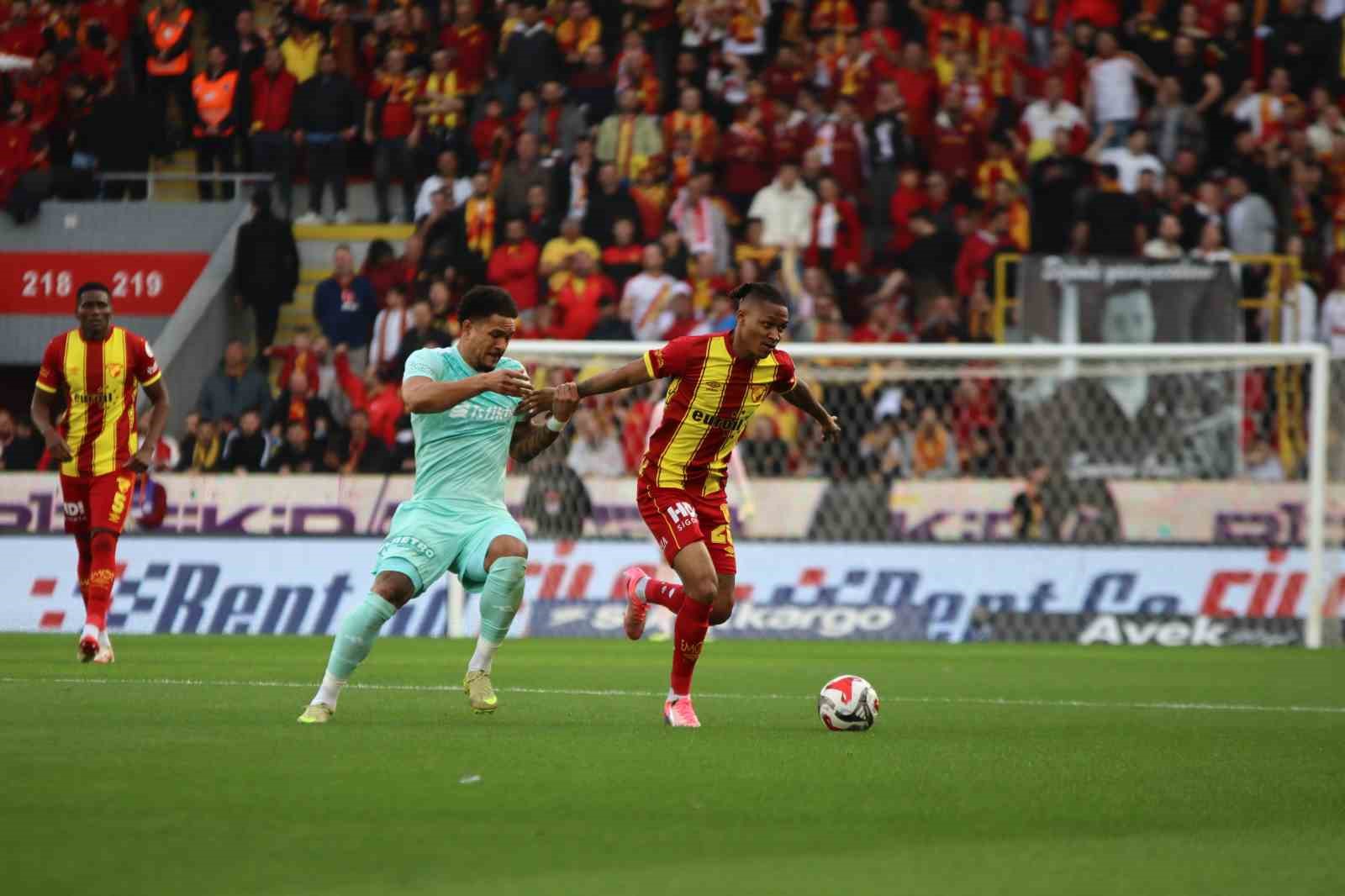 Trendyol Süper Lig: Göztepe: 0 - Kayserispor: 0 (İlk yarı)
Trendyol Süper Lig: Göztepe: 0 - Kayserispor: 0 (İlk yarı)
