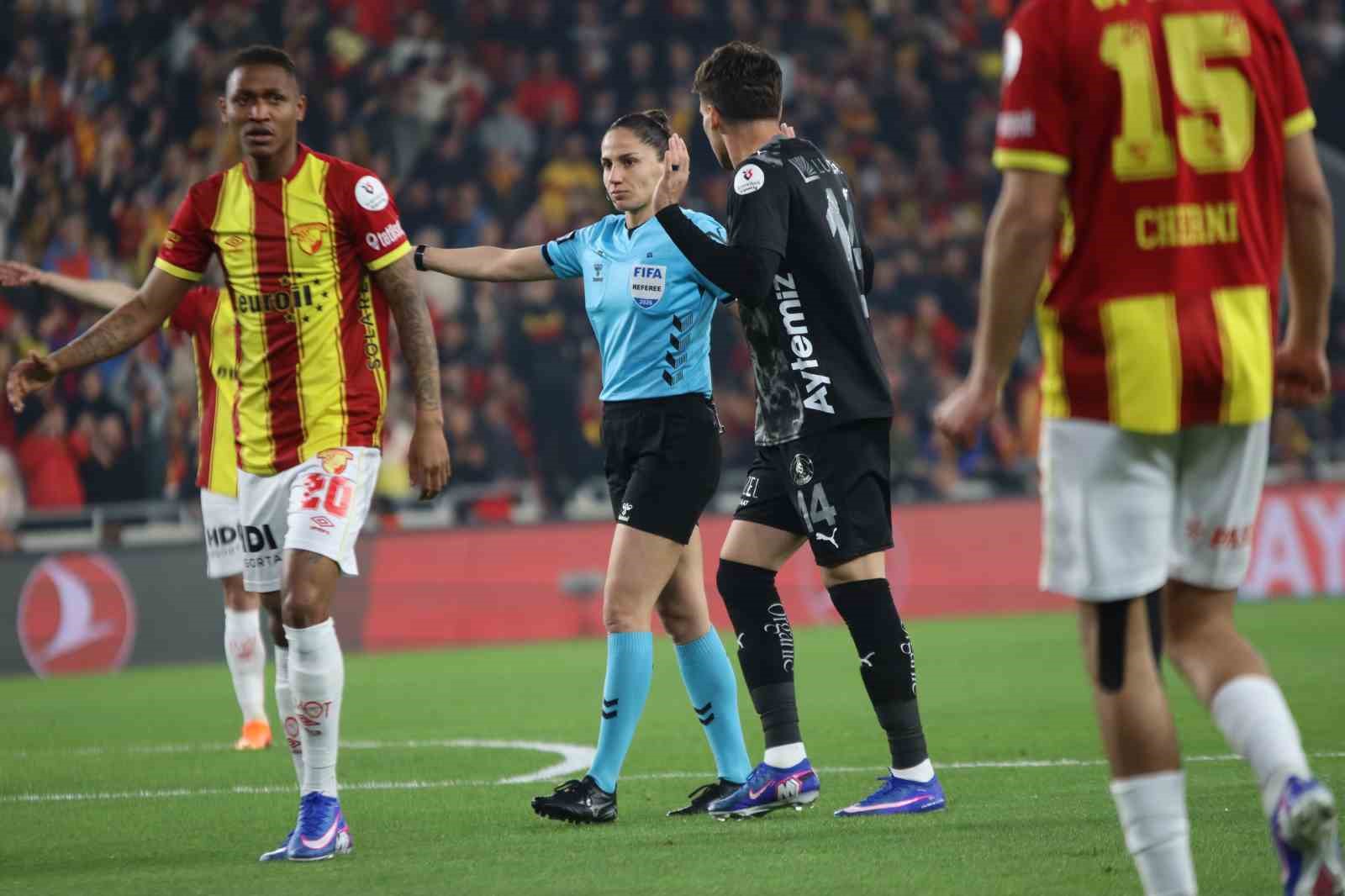 Trendyol Süper Lig: Göztepe: 1 - Alanyaspor: 1 (İlk yarı)
