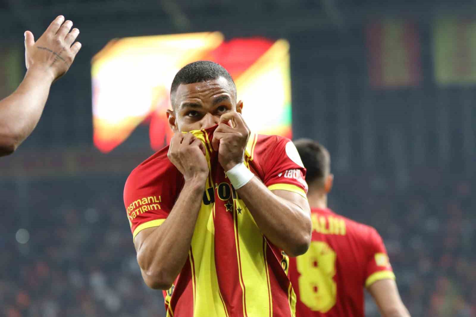 Trendyol Süper Lig: Göztepe: 1 - Alanyaspor: 1 (İlk yarı)
