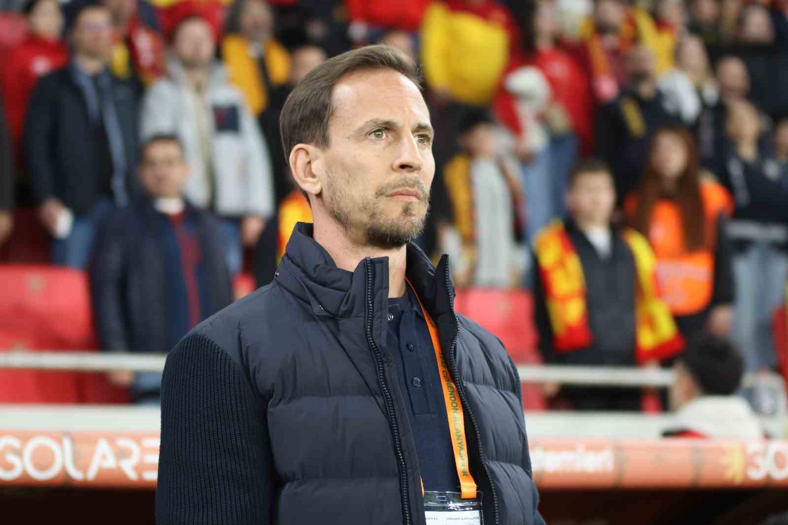 Trendyol Süper Lig: Göztepe: 1 - Alanyaspor: 1 (İlk yarı)
