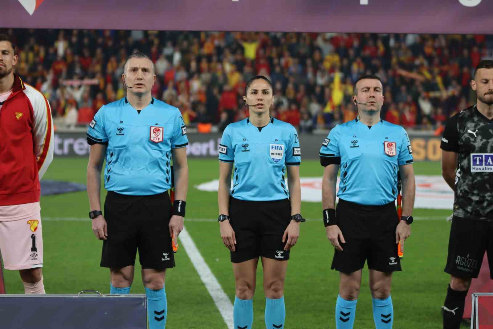 Trendyol Süper Lig: Göztepe: 1 - Alanyaspor: 1 (İlk yarı)
