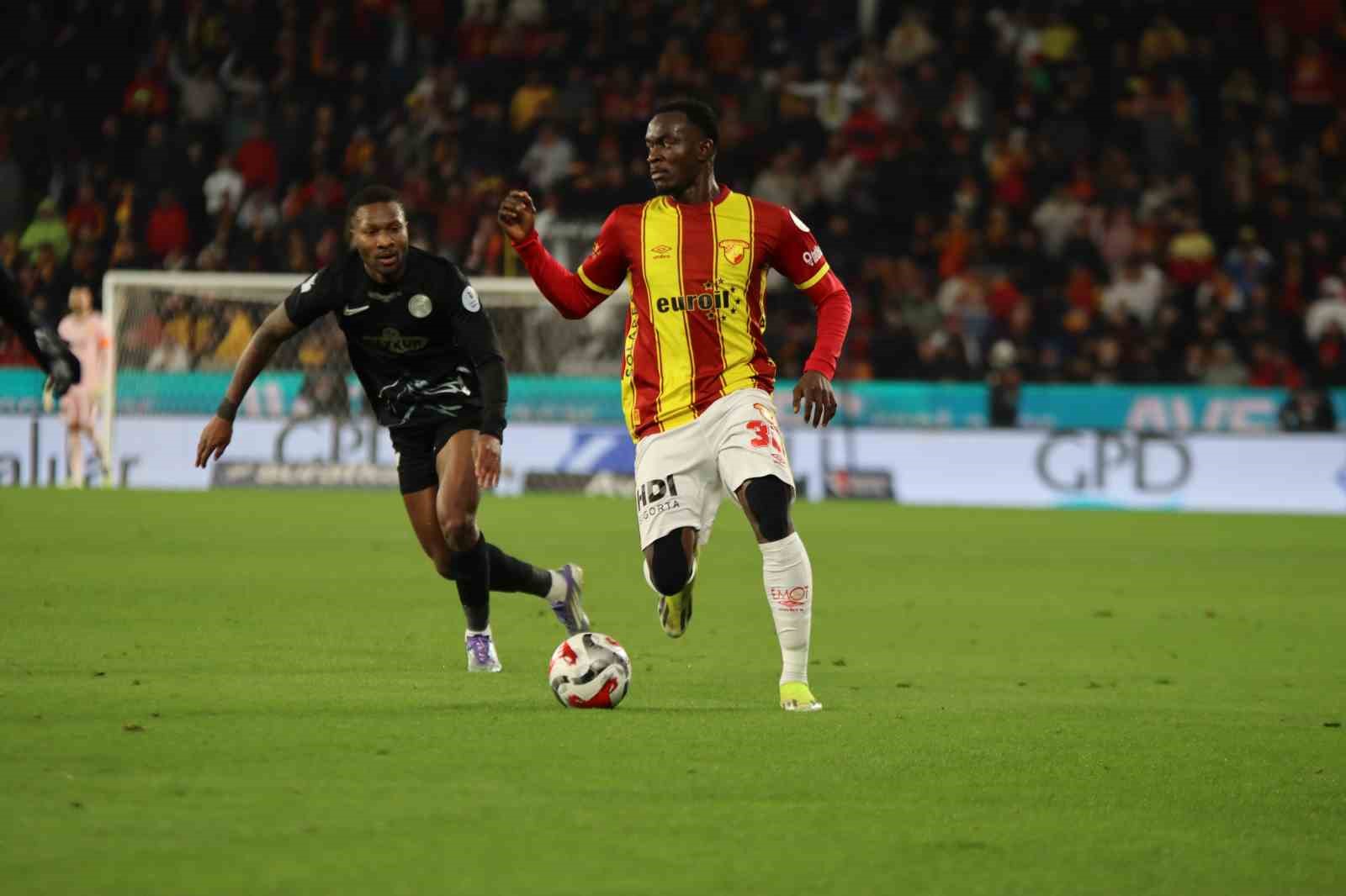 Trendyol Süper Lig: Göztepe: 1 - Çaykur Rizespor: 0 (İlk yarı)
