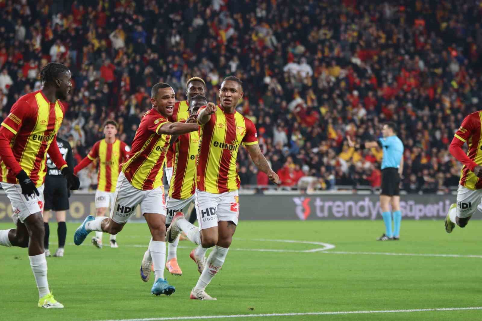 Trendyol Süper Lig: Göztepe: 1 - Çaykur Rizespor: 0 (İlk yarı)
