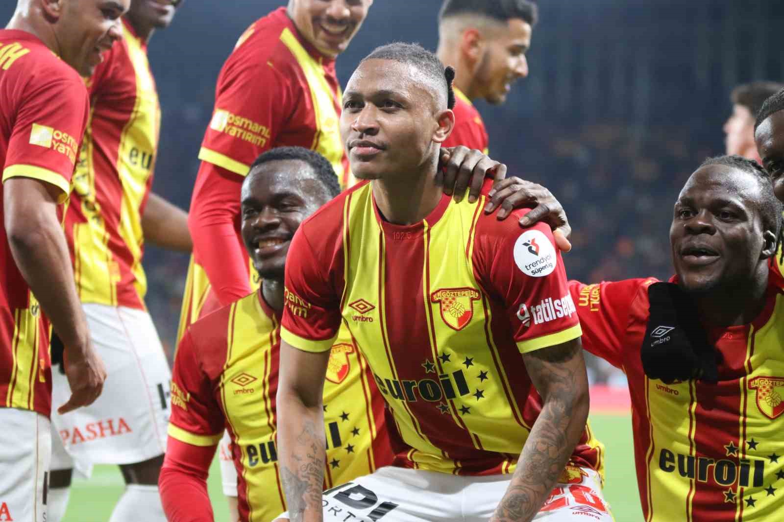 Trendyol Süper Lig: Göztepe: 1 - Çaykur Rizespor: 0 (İlk yarı)
