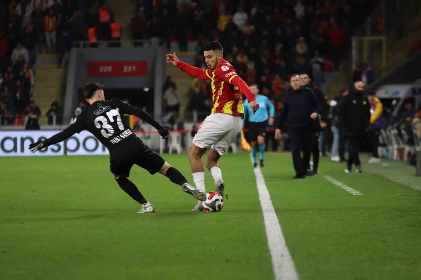 Trendyol Süper Lig: Göztepe: 1 - Çaykur Rizespor: 0 (İlk yarı)
