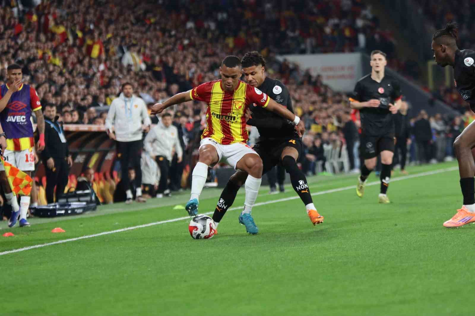 Trendyol Süper Lig: Göztepe: 1 - Galatasaray: 3 (Maç sonucu)
Trendyol Süper Lig: Göztepe: 1 - Galatasaray: 3 (Maç sonucu)