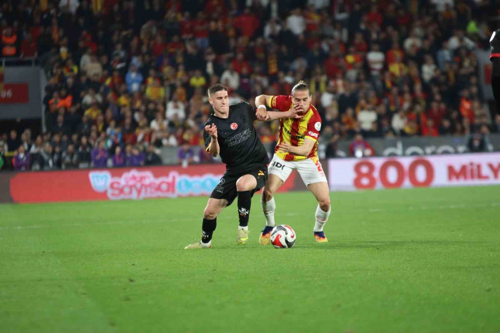 Trendyol Süper Lig: Göztepe: 1 - Galatasaray: 3 (Maç sonucu)
Trendyol Süper Lig: Göztepe: 1 - Galatasaray: 3 (Maç sonucu)