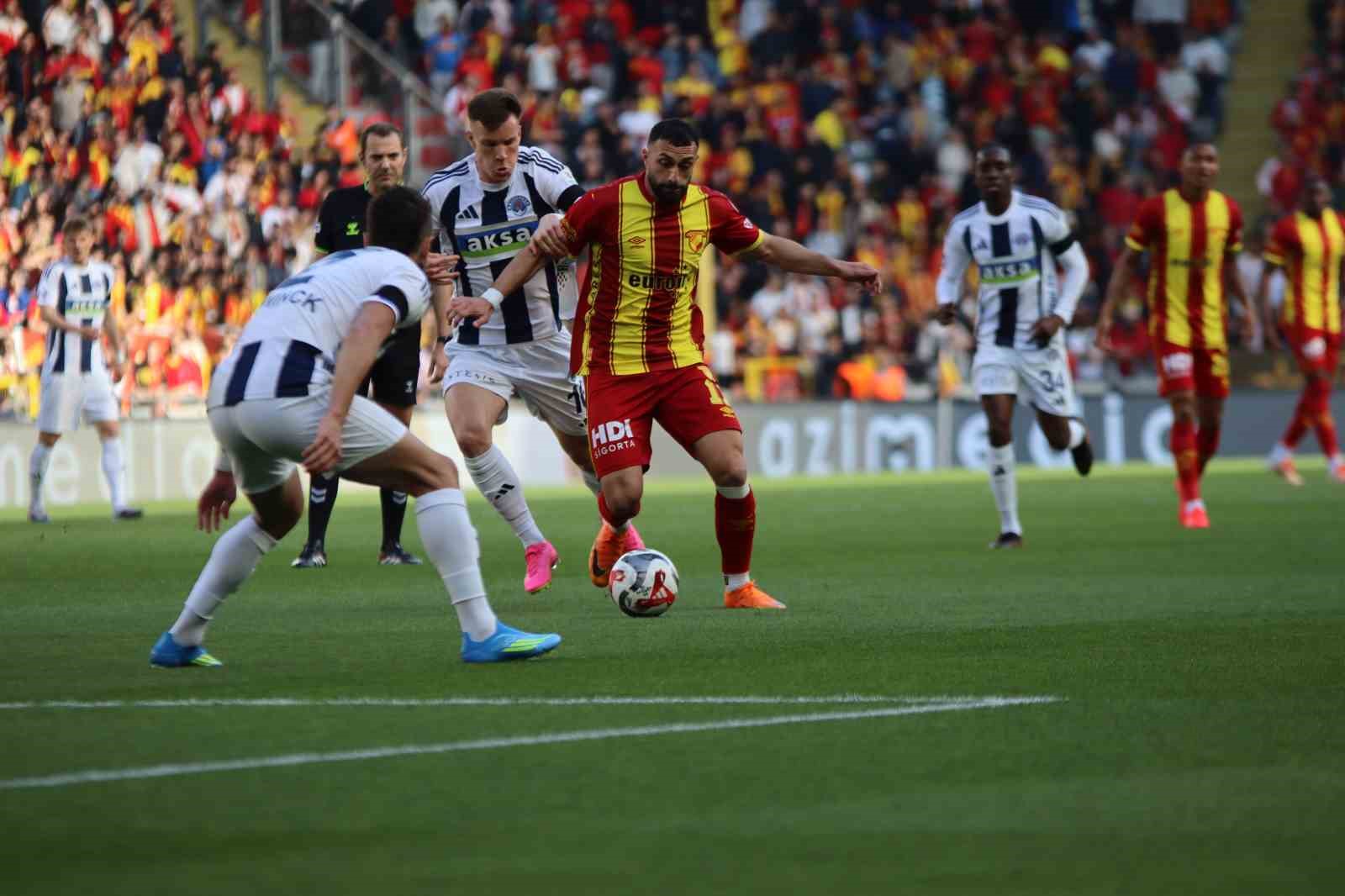 Trendyol Süper Lig: Göztepe: 1 - Kasımpaşa: 1 (İlk Yarı)
