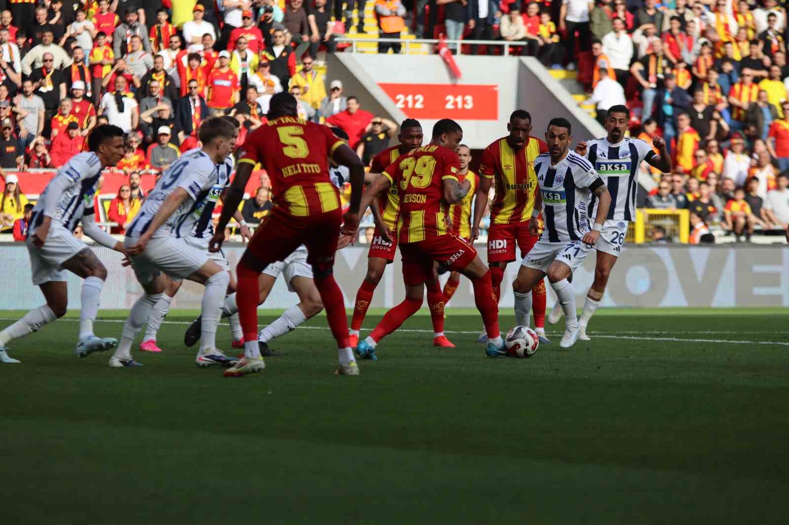 Trendyol Süper Lig: Göztepe: 1 - Kasımpaşa: 1 (İlk Yarı)
