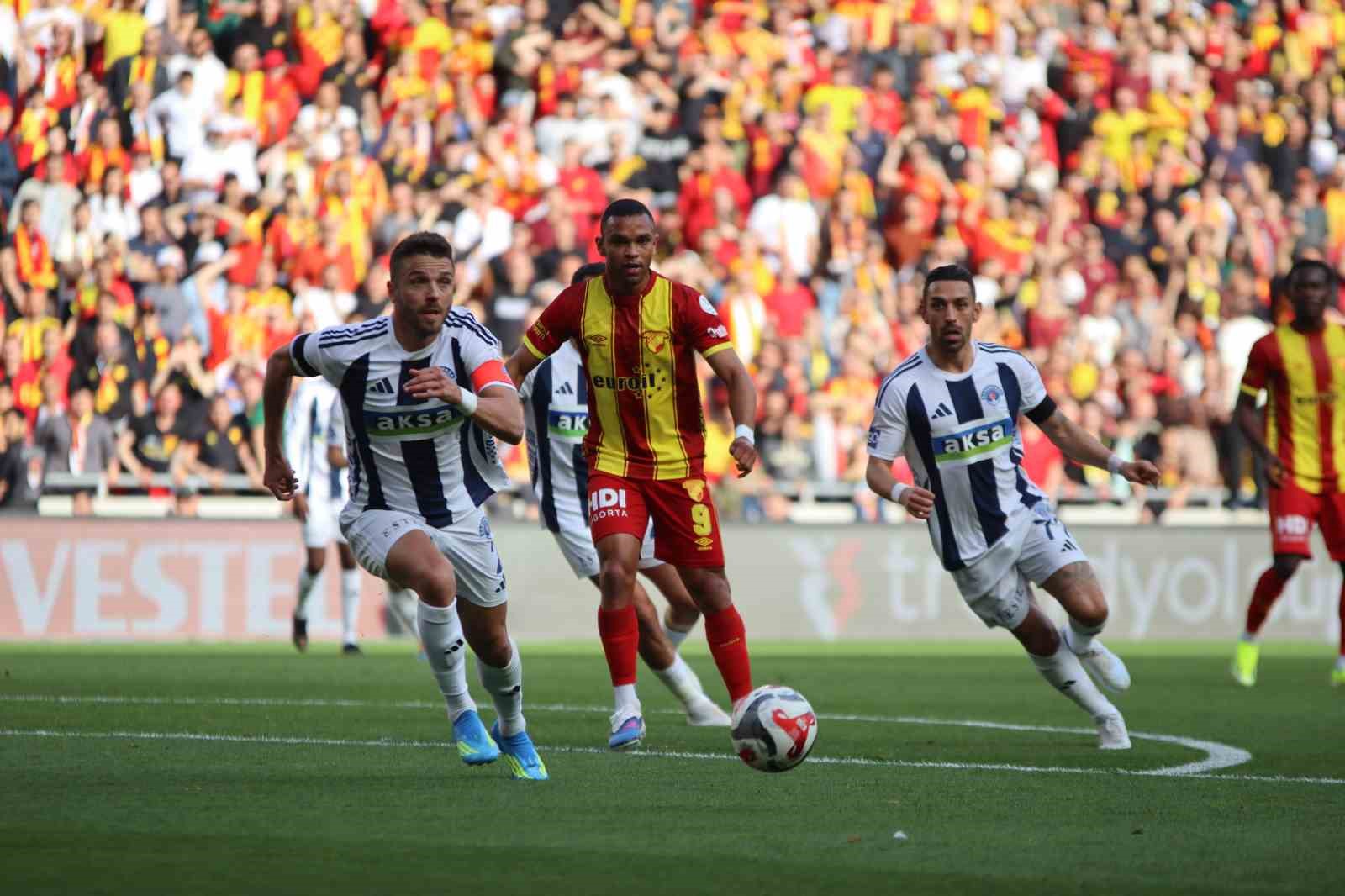 Trendyol Süper Lig: Göztepe: 1 - Kasımpaşa: 1 (İlk Yarı)

