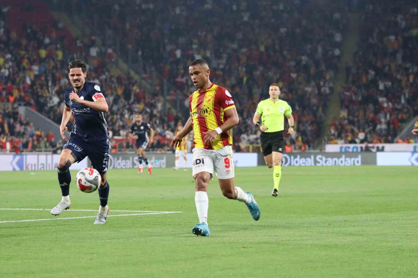Trendyol Süper Lig: Göztepe: 2 - Antalyaspor: 0 (İlk yarı)
