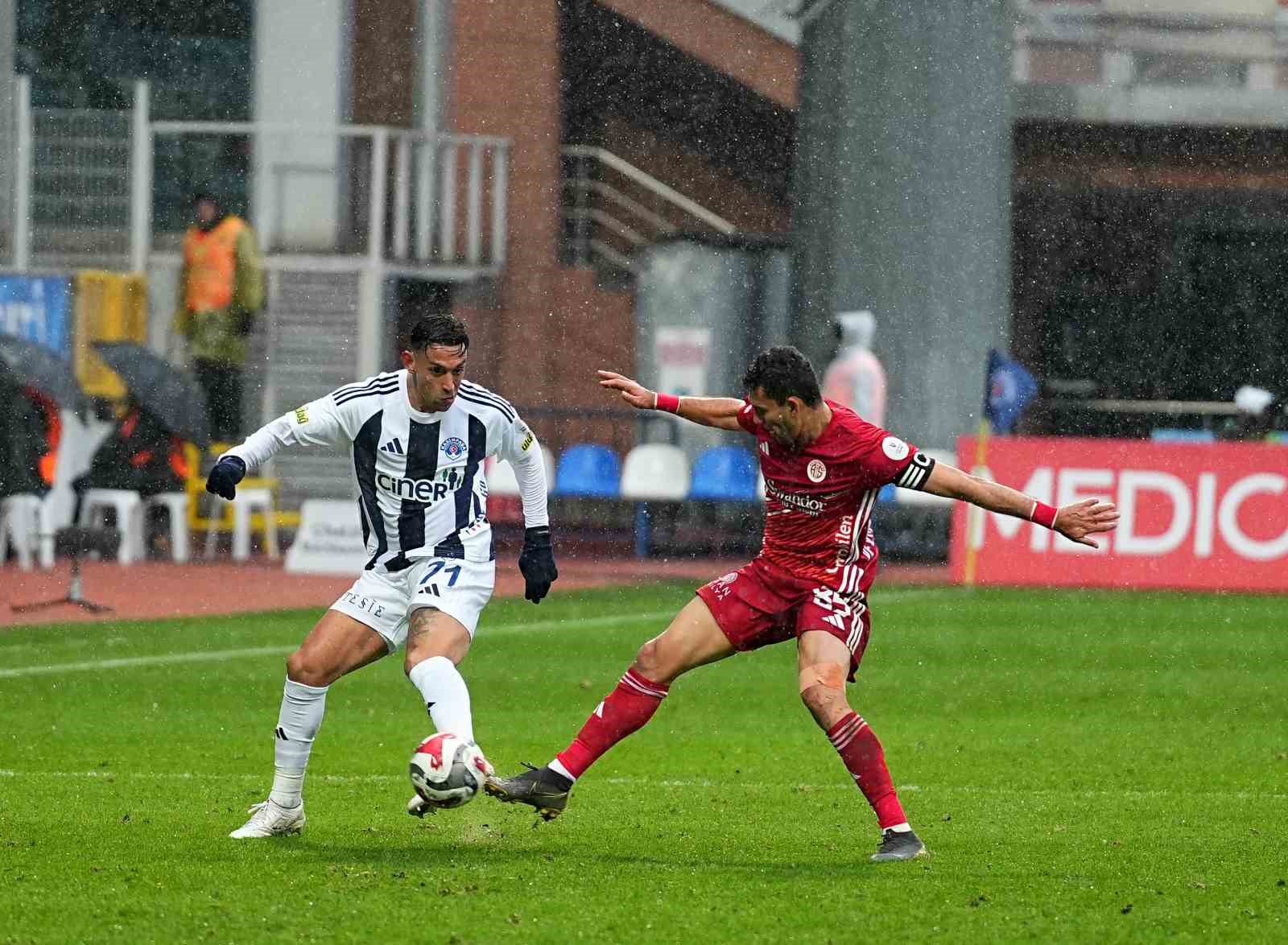 Trendyol Süper Lig: Kasımpaşa: 0 - Antalyaspor: 0 (İlk yarı)
