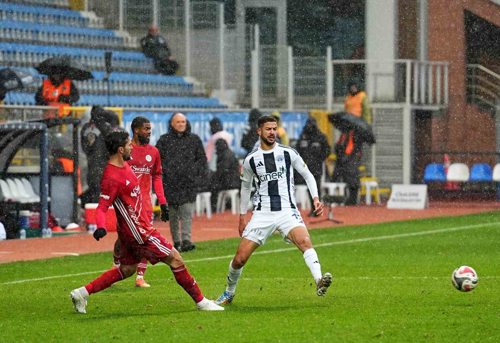 Trendyol Süper Lig: Kasımpaşa: 0 - Antalyaspor: 0 (İlk yarı)
