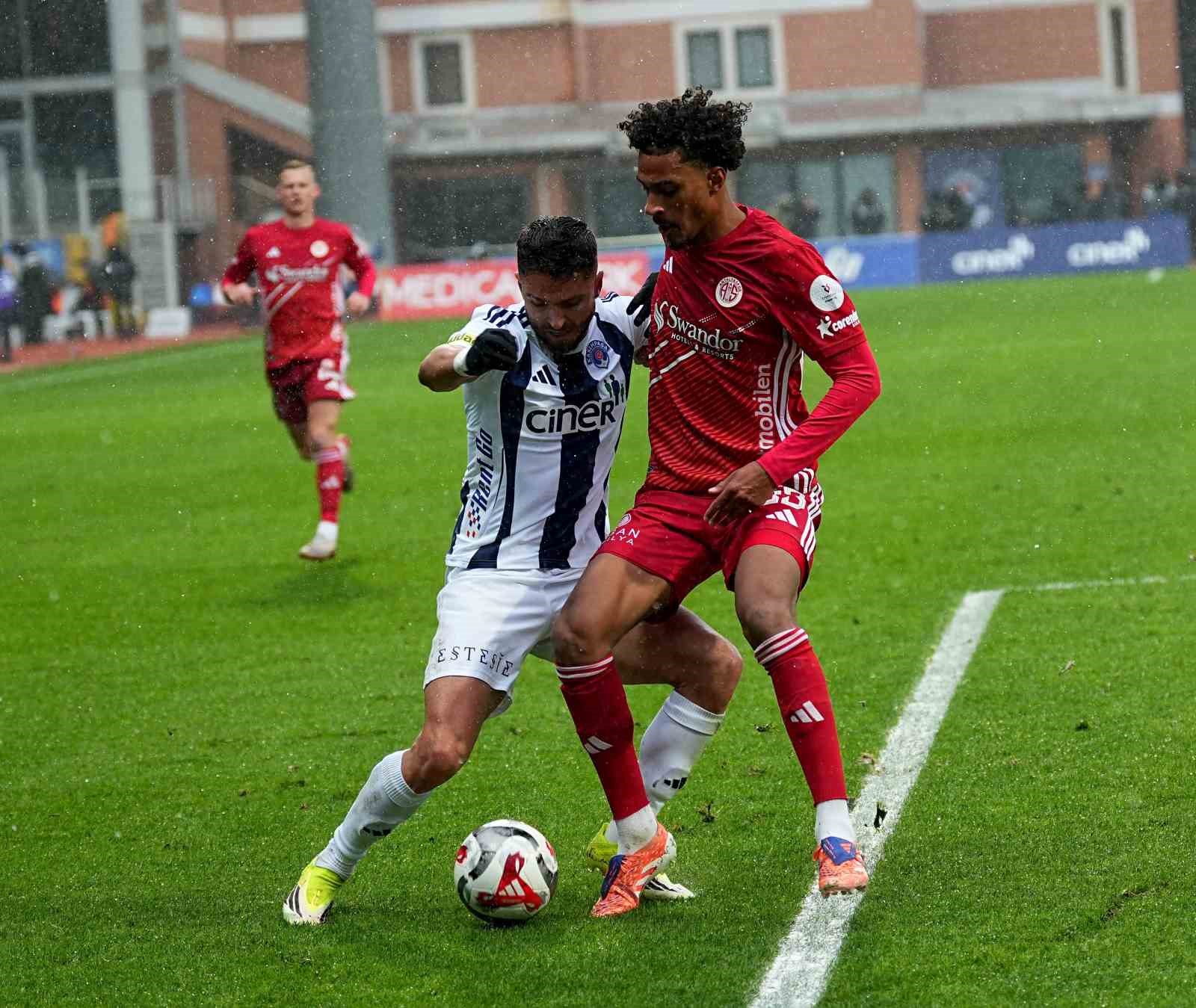 Trendyol Süper Lig: Kasımpaşa: 0 - Antalyaspor: 0 (İlk yarı)

