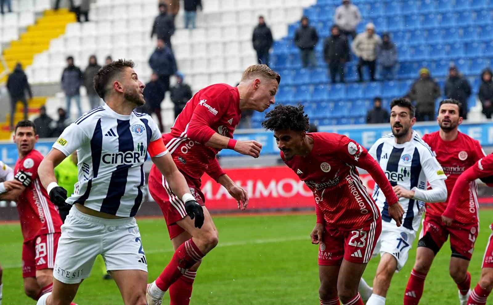 Trendyol Süper Lig: Kasımpaşa: 0 - Antalyaspor: 0 (Maç devam ediyor)
