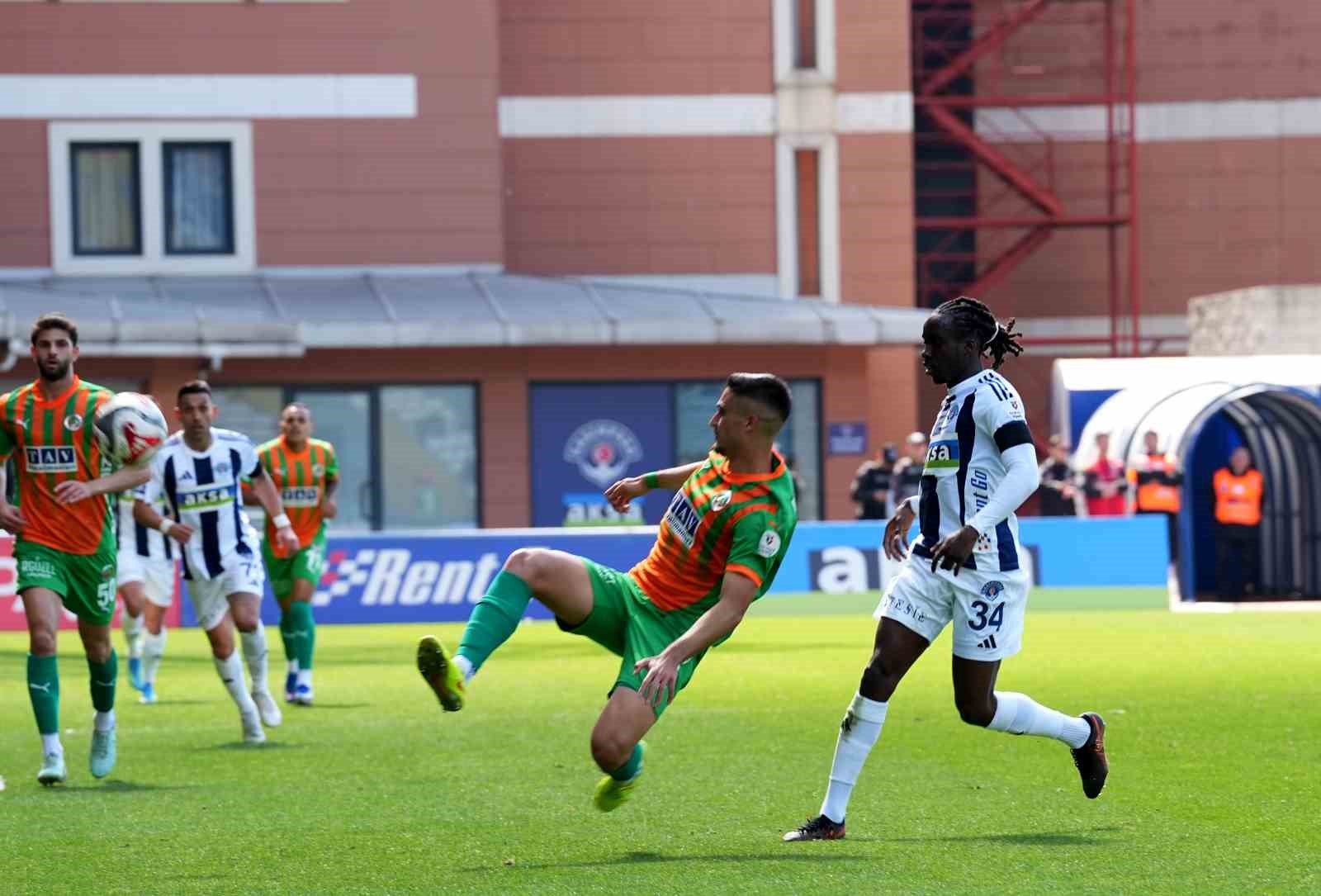 Trendyol Süper Lig: Kasımpaşa: 0 - Corendon Alanyaspor: 0 (İlk yarı)
