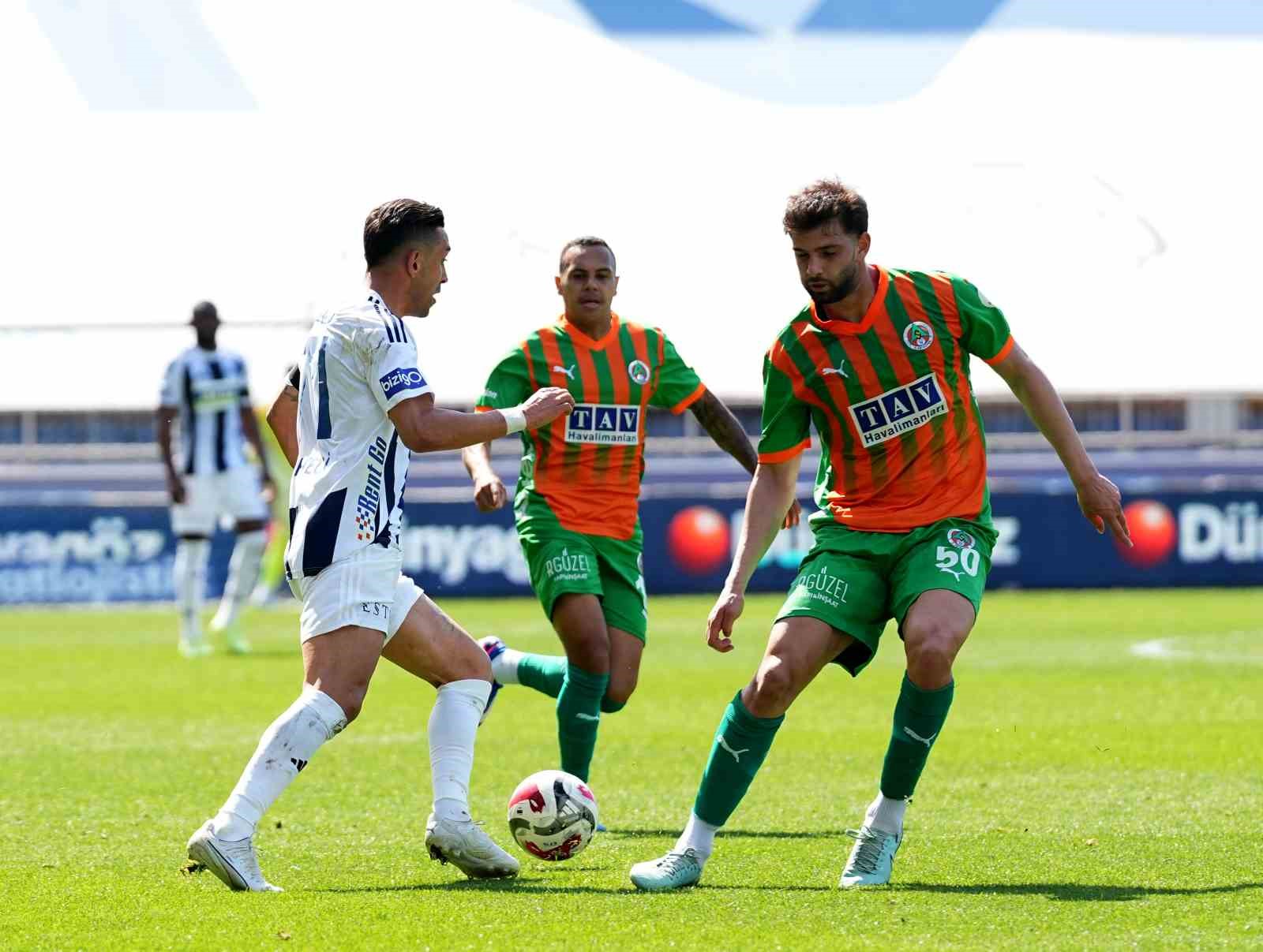 Trendyol Süper Lig: Kasımpaşa: 0 - Corendon Alanyaspor: 0 (İlk yarı)
