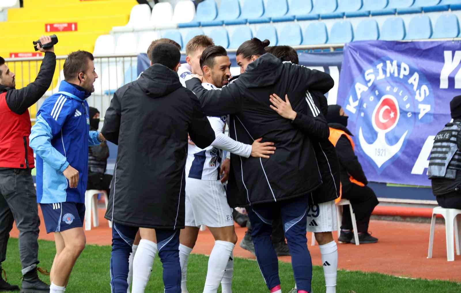 Trendyol Süper Lig: Kasımpaşa: 1 - Eyüpspor: 0 (İlk yarı)
Trendyol Süper Lig: Kasımpaşa: 1 - Eyüpspor: 0 (İlk yarı)