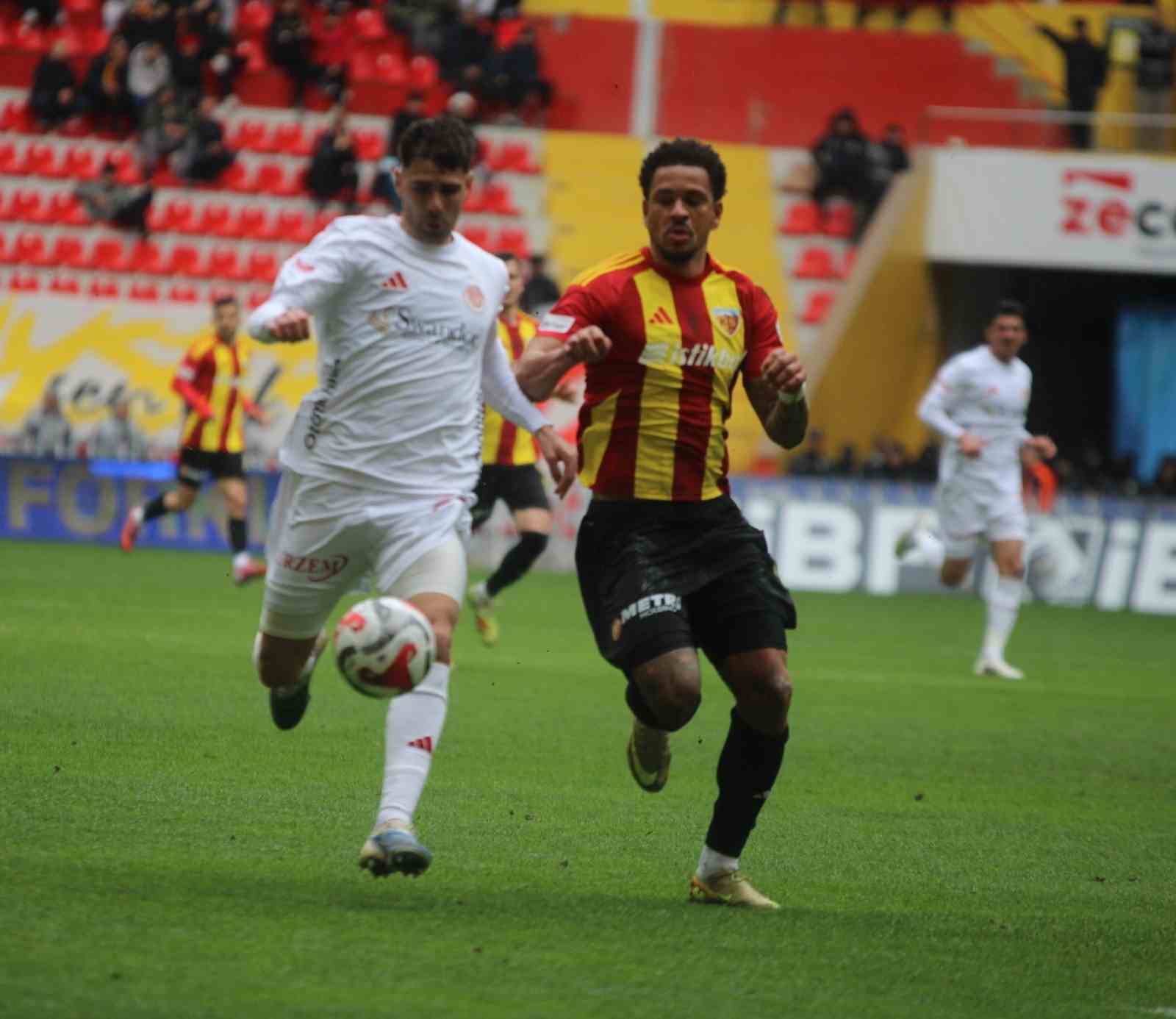 Trendyol Süper Lig: Kayserispor: 0 - Antalyaspor: 0 (İlk yarı)
Trendyol Süper Lig: Kayserispor: 0 - Antalyaspor: 0 (İlk yarı)