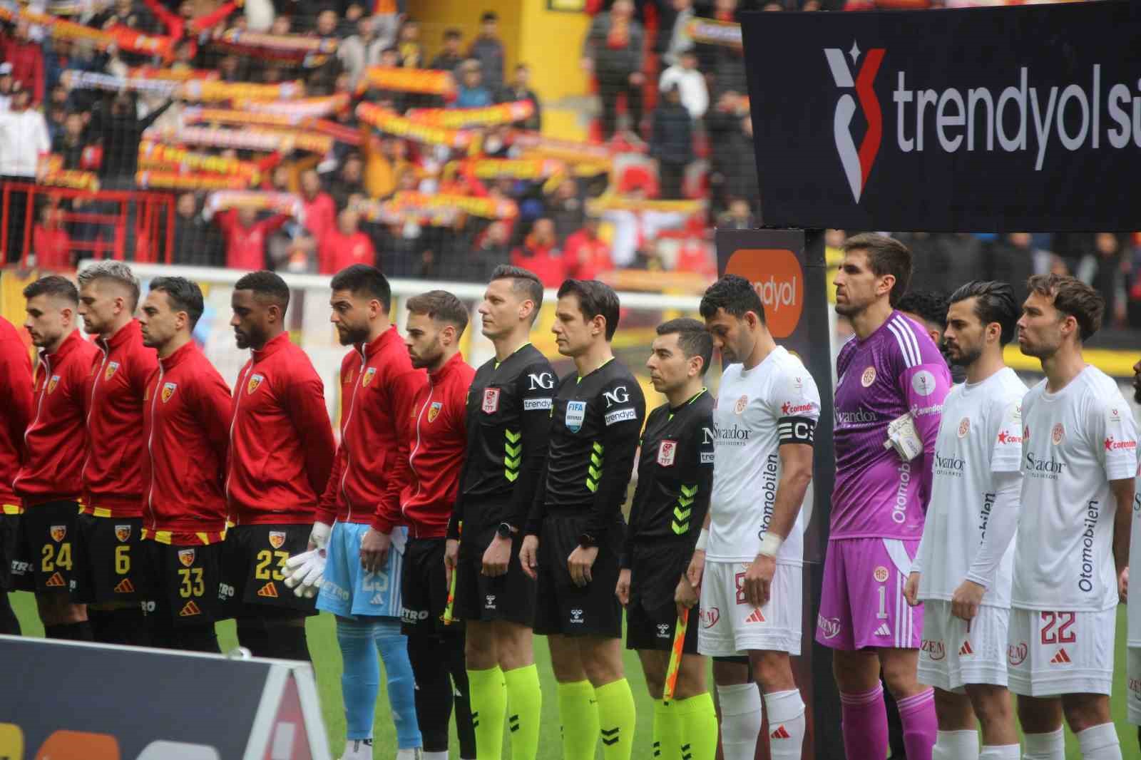 Trendyol Süper Lig: Kayserispor: 0 - Antalyaspor: 0 (Maç devam ediyor)
