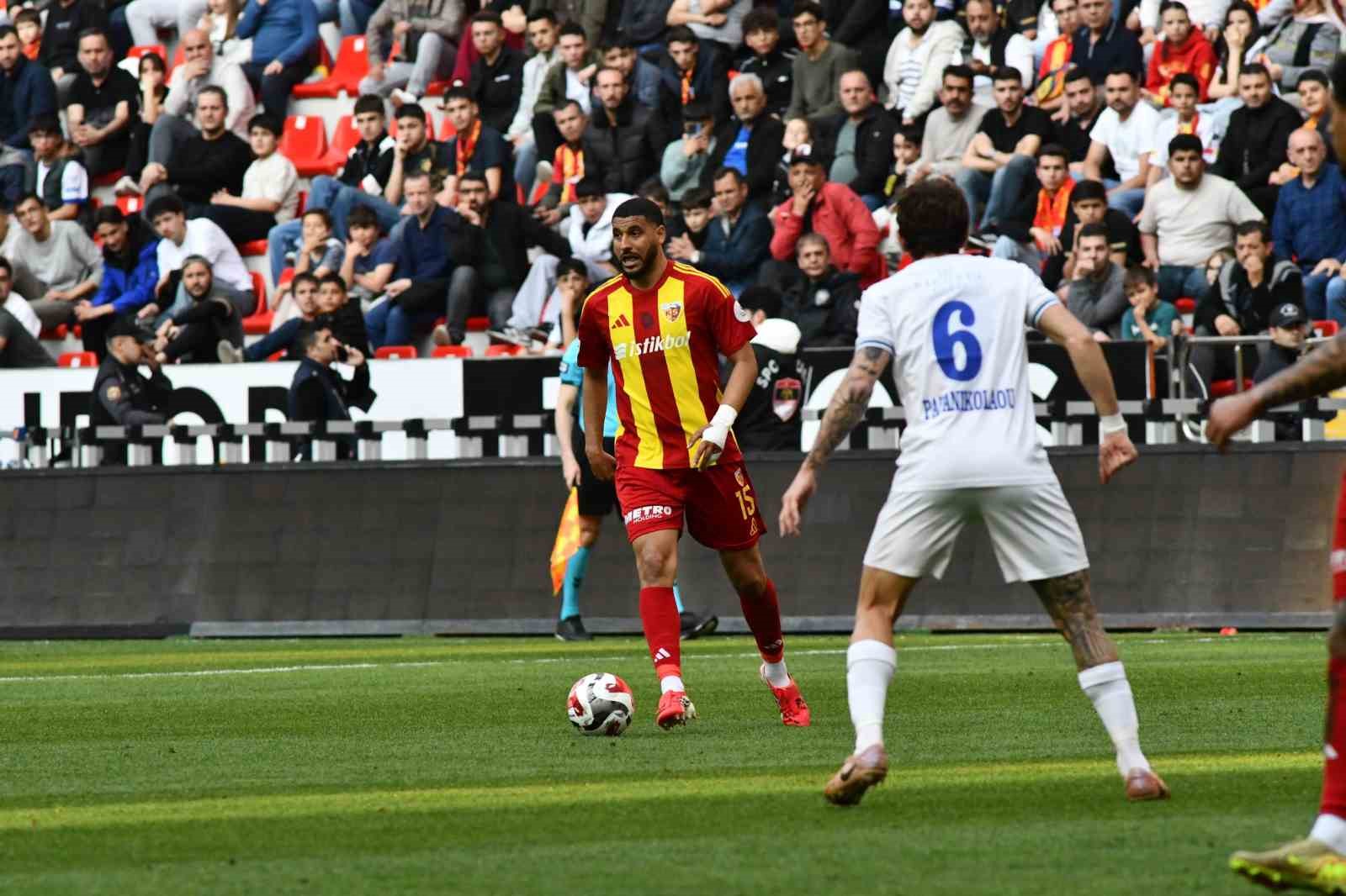 Trendyol Süper Lig: Kayserispor: 0 - Çaykur Rizespor: 0 (İlk yarı)
