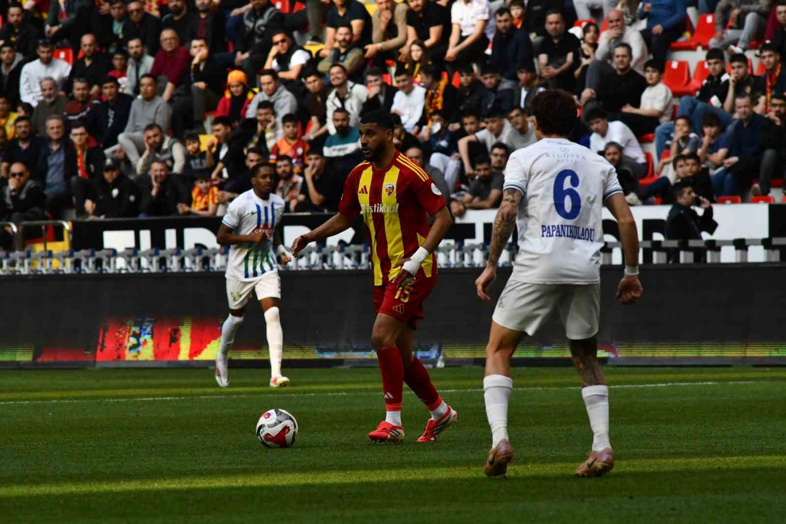 Trendyol Süper Lig: Kayserispor: 0 - Çaykur Rizespor: 0 (İlk yarı)
