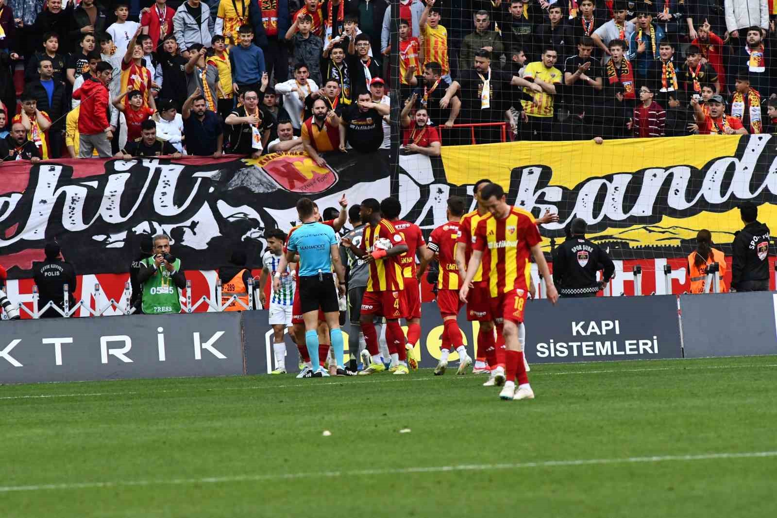 Trendyol Süper Lig: Kayserispor: 0 - Çaykur Rizespor: 0 (İlk yarı)
