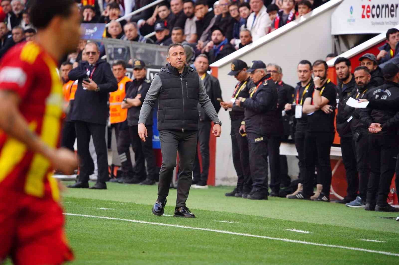 Trendyol Süper Lig: Kayserispor: 0 - Çaykur Rizespor: 0 (İlk yarı)
