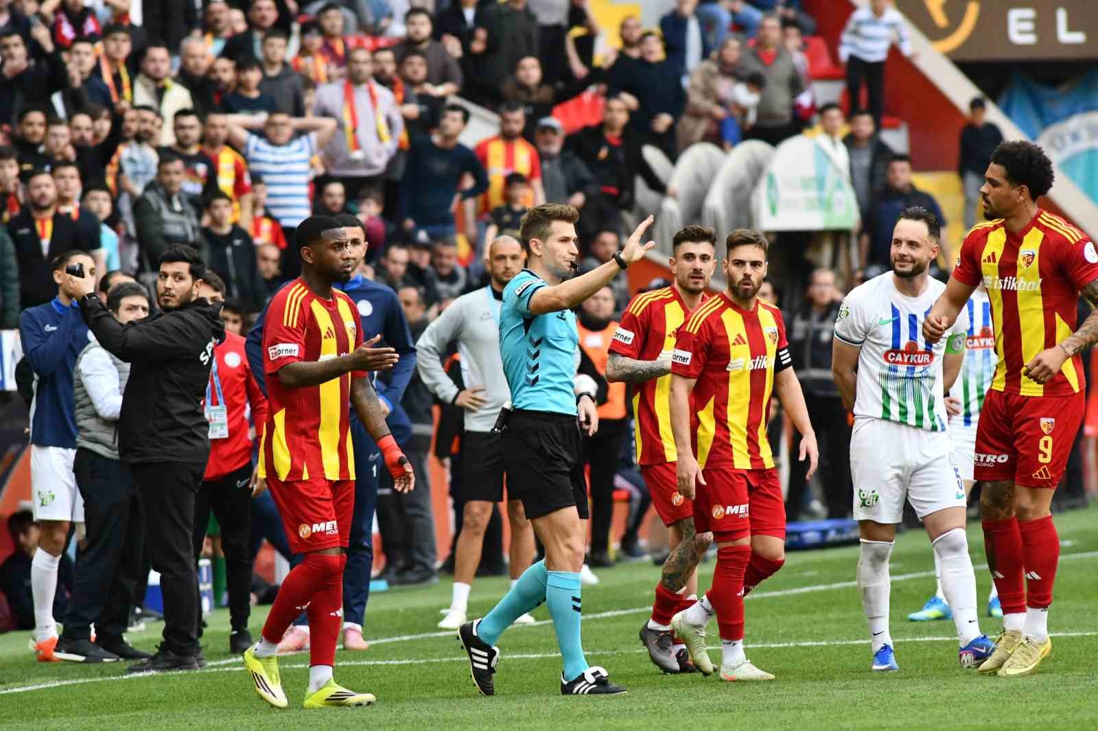 Trendyol Süper Lig: Kayserispor: 0 - Çaykur Rizespor: 0 (İlk yarı)
