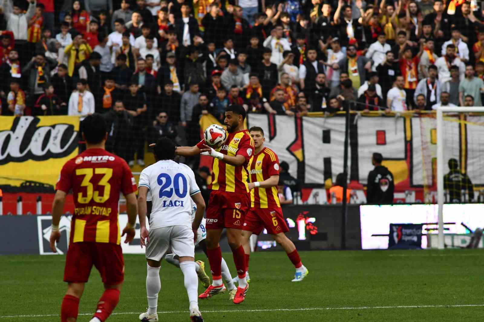 Trendyol Süper Lig: Kayserispor: 0 - Çaykur Rizespor: 0 (İlk yarı)
