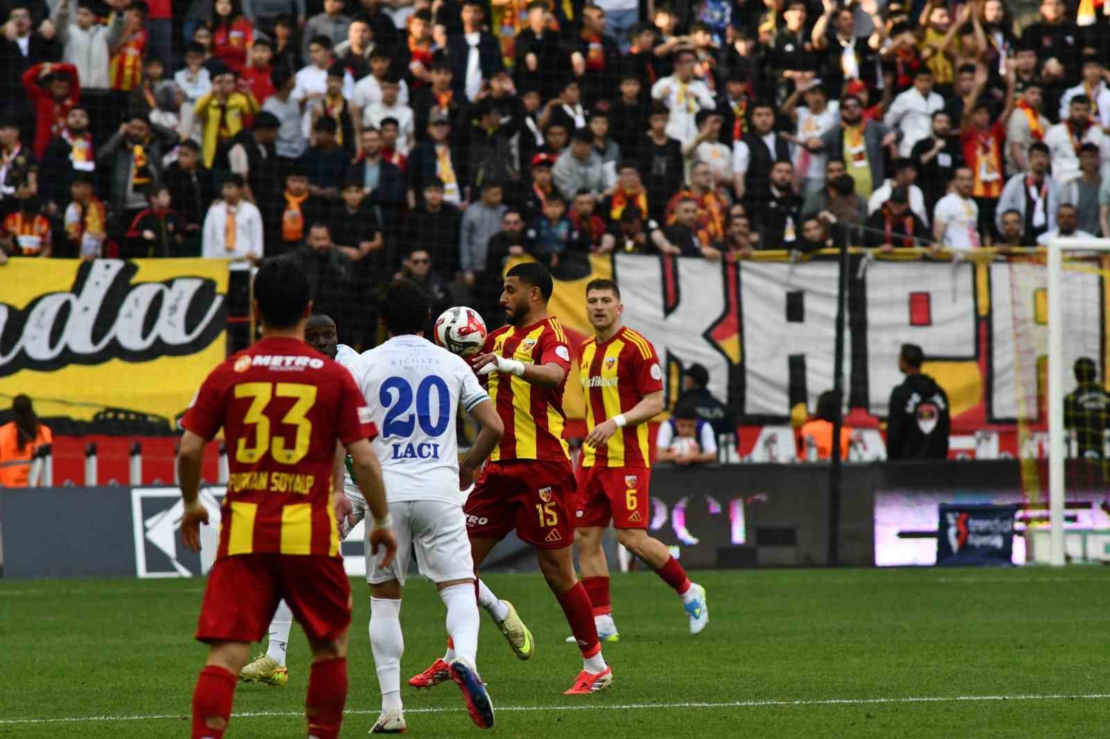 Trendyol Süper Lig: Kayserispor: 0 - Çaykur Rizespor: 0 (İlk yarı)
