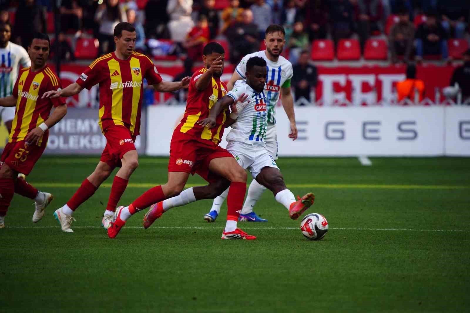 Trendyol Süper Lig: Kayserispor: 0 - Çaykur Rizespor: 0 (İlk yarı)
