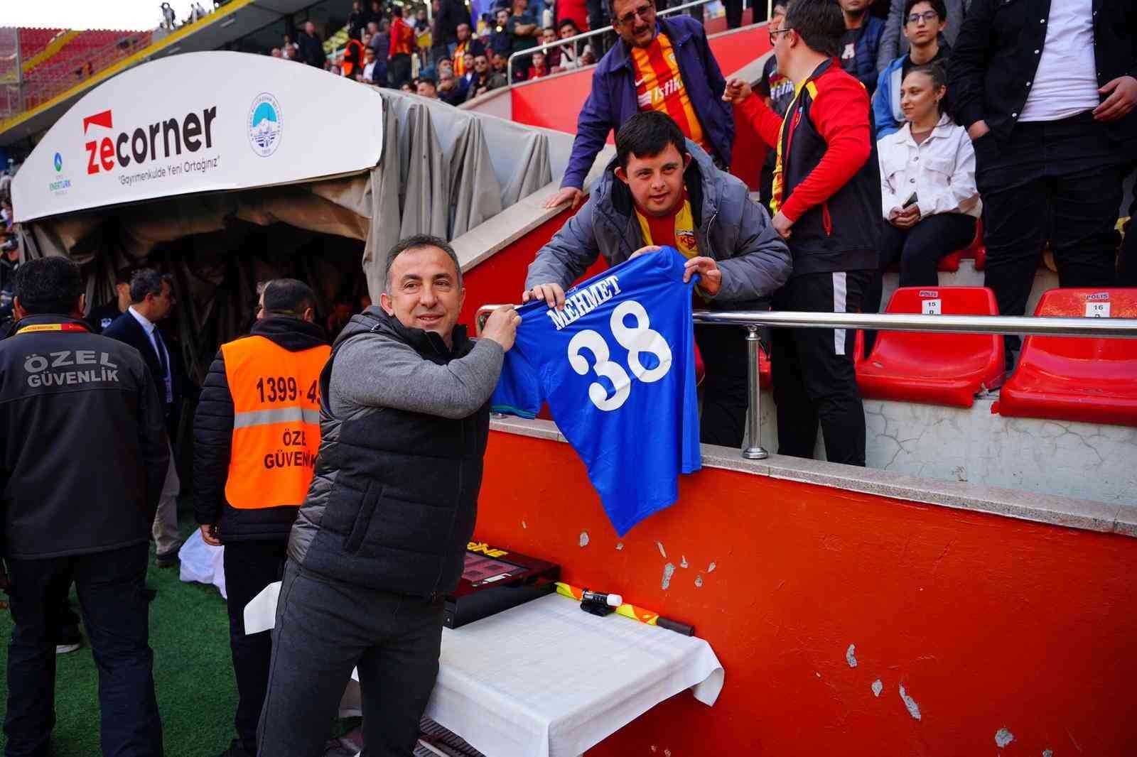 Trendyol Süper Lig: Kayserispor: 0 - Çaykur Rizespor: 0 (İlk yarı)
