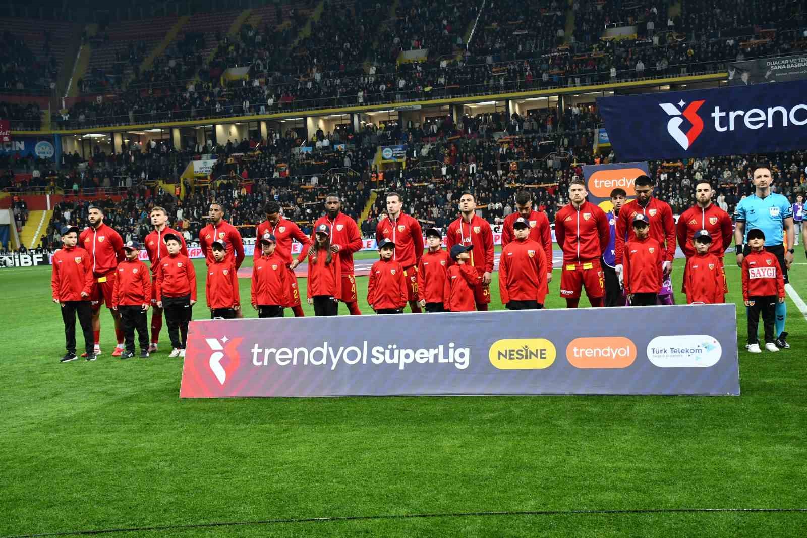 Trendyol Süper Lig: Kayserispor: 0 - Fenerbahçe: 0 (Maç devam ediyor)
