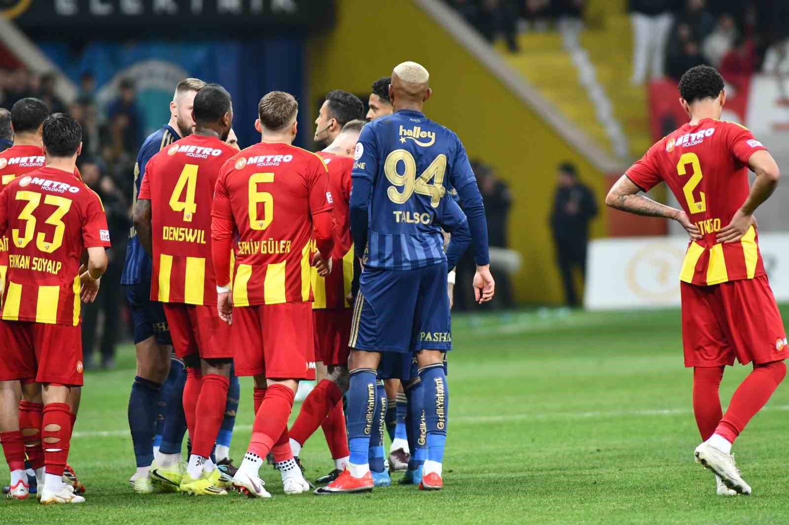 Trendyol Süper Lig: Kayserispor: 0 - Fenerbahçe: 1 (İlk yarı)

