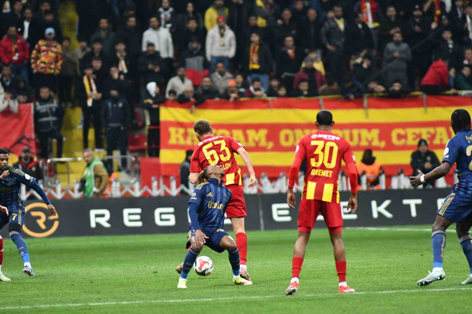 Trendyol Süper Lig: Kayserispor: 0 - Fenerbahçe: 1 (İlk yarı)
