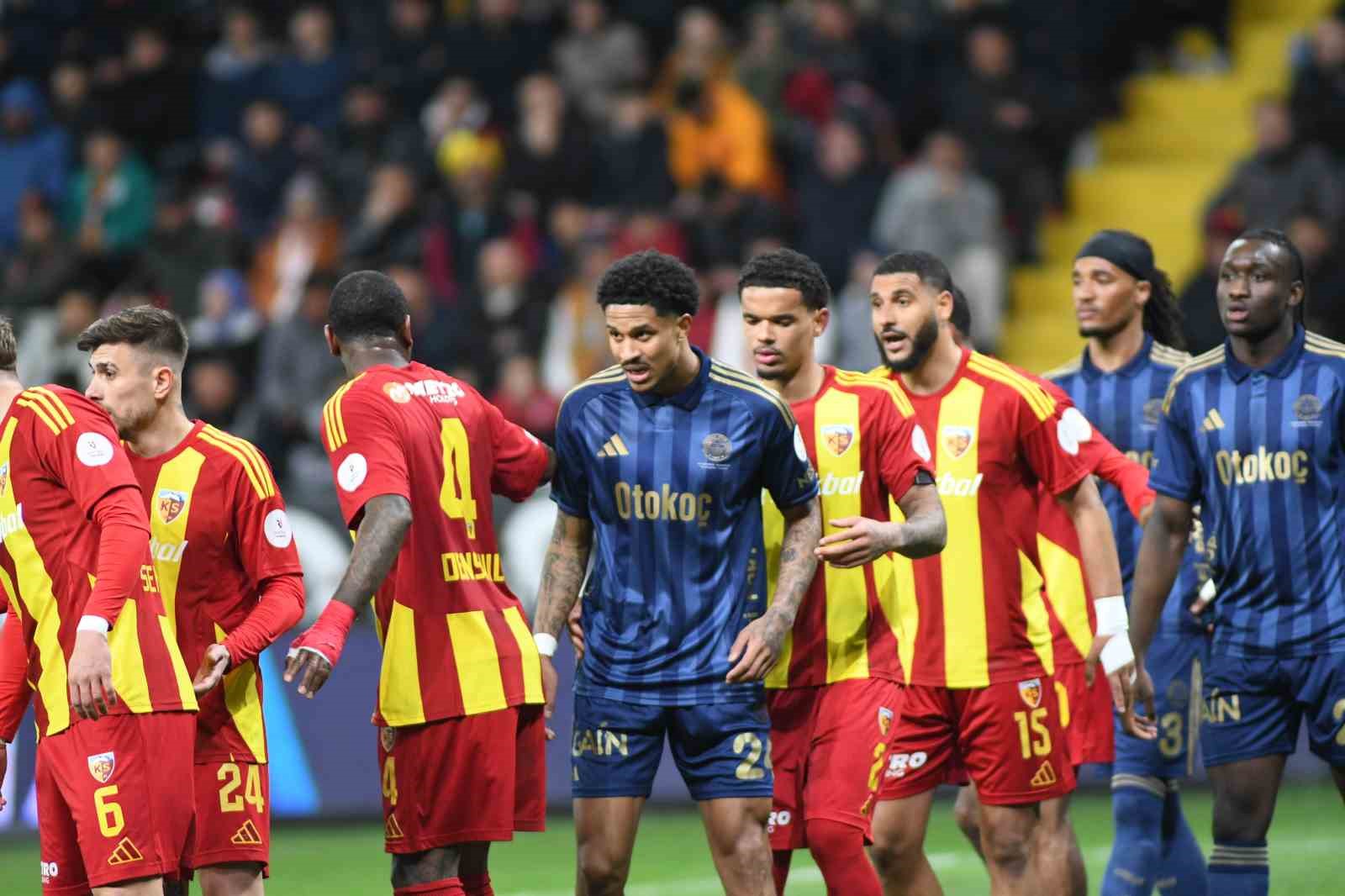 Trendyol Süper Lig: Kayserispor: 0 - Fenerbahçe: 1 (İlk yarı)
