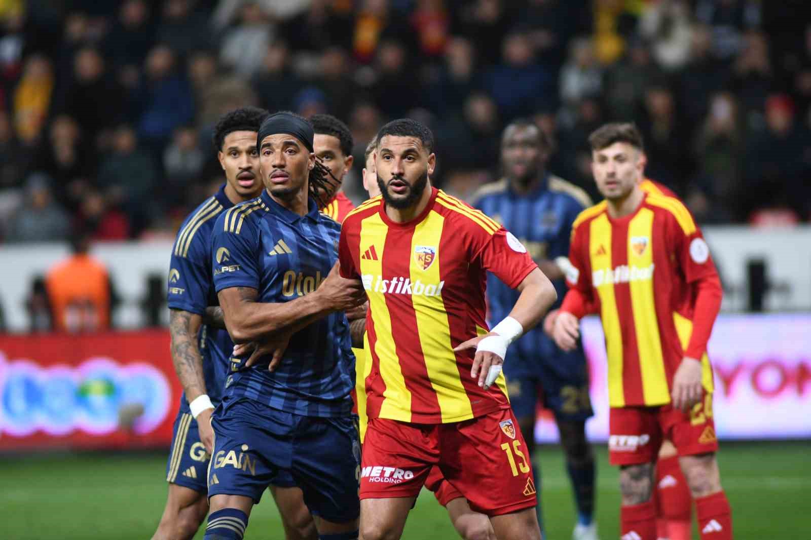 Trendyol Süper Lig: Kayserispor: 0 - Fenerbahçe: 1 (İlk yarı)
